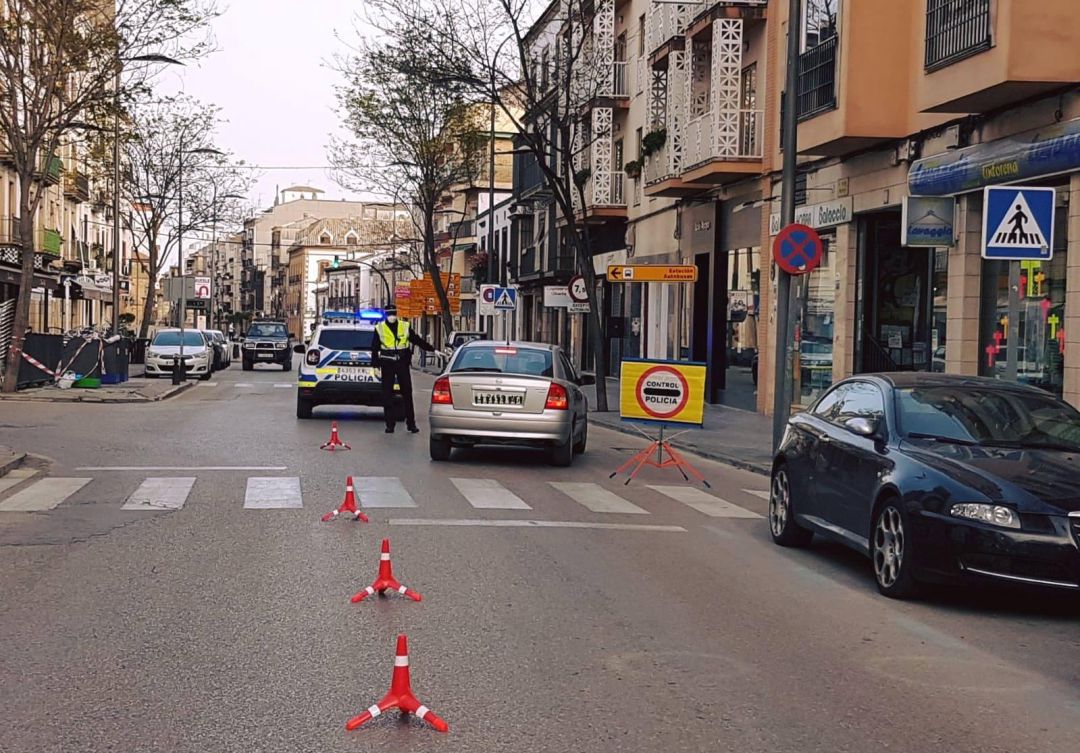 Controles de la Policía Local en una calle de Úbeda Controles de la Policía Local en una calle de Úbeda