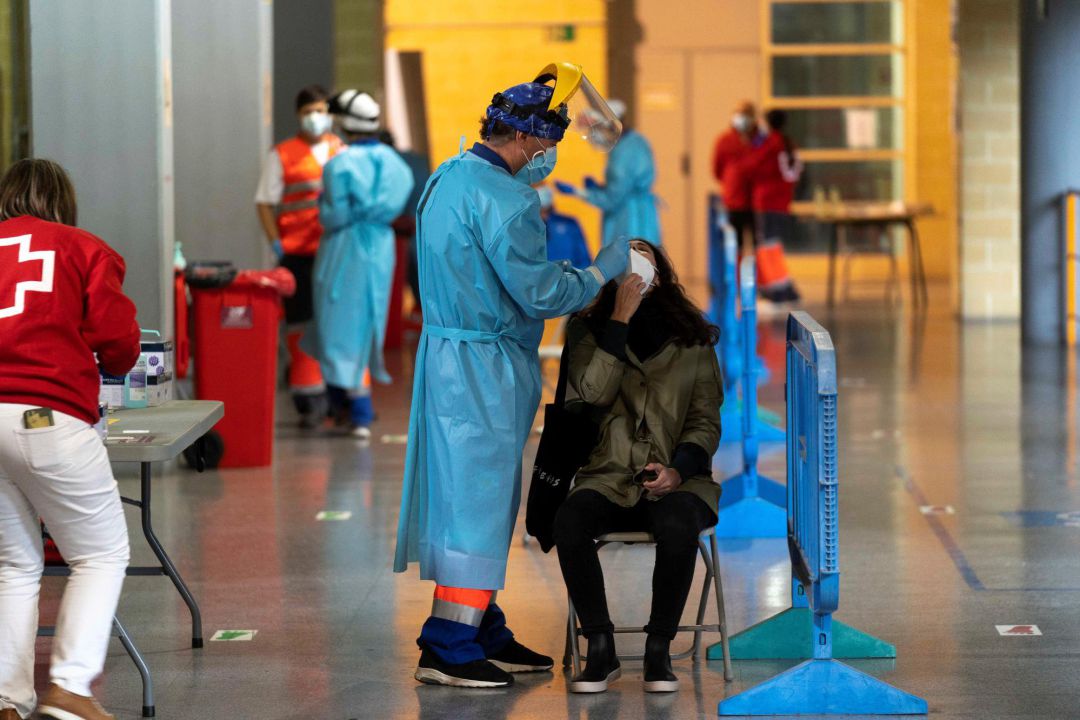 Sanitarios realizan pruebas sobre una convocatoria vía mensaje de texto telefónico (SMS) a 1.100 personas hoy en el Palacio Vista Alegre en Córdoba Sanitarios realizan pruebas sobre una convocatoria vía mensaje de texto telefónico (SMS) a 1.100 personas hoy en el Palacio Vista Alegre en Córdoba