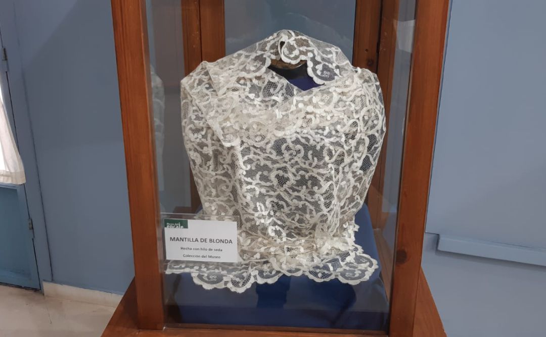 Imagen de la típica mantilla de blonda de Almagro que se exhibe en el Museo del Encaje Imagen de la típica mantilla de blonda de Almagro que se exhibe en el Museo del Encaje
