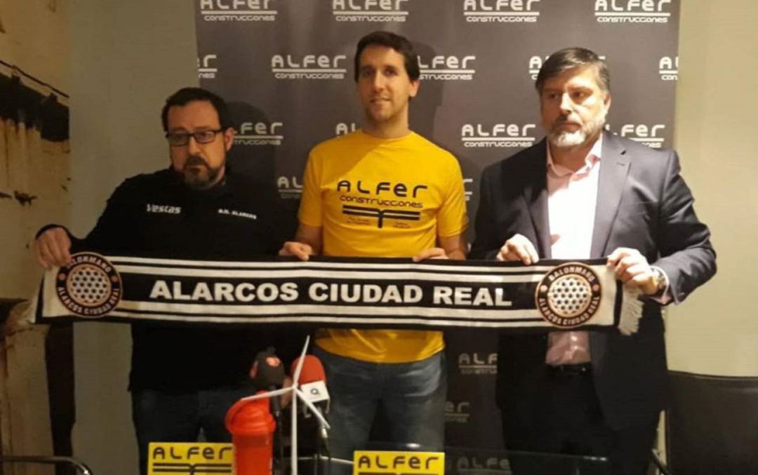 Ángel Pérez de Inestrosa en su presentación con el Alarcos Ángel Pérez de Inestrosa en su presentación con el Alarcos