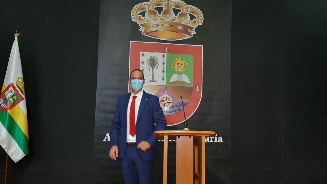 El alcalde de Haría, Alfredo Villalba, en la rueda de prensa de este martes en el Centro Sociocultural La Tegala. El alcalde de Haría, Alfredo Villalba, en la rueda de prensa de este martes en el Centro Sociocultural La Tegala.