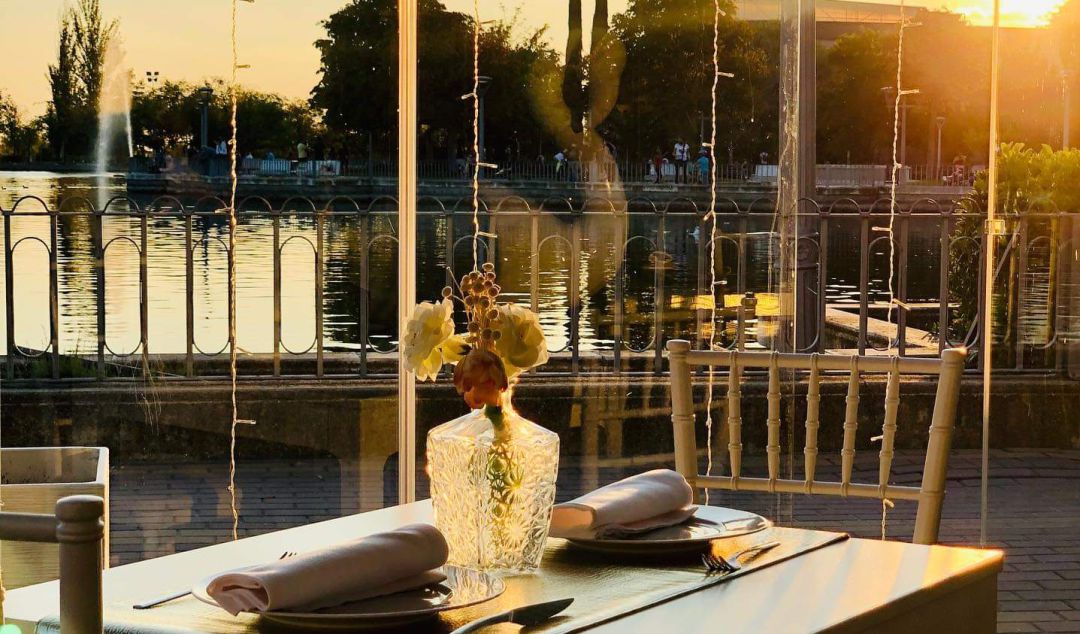 El restaurante continúa ofreciendo sus servicios habituales a la orilla del lago del parque de Pinto El restaurante continúa ofreciendo sus servicios habituales a la orilla del lago del parque de Pinto