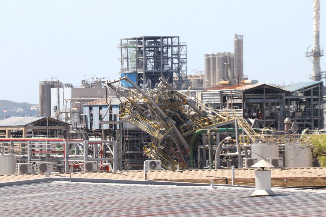 Pla general de la zona on va explotar un reactor a la planta de derivats d'òxid d'etilè a les instal·lacions de l'empresa IQOXE a La Canonja. Pla general de la zona on va explotar un reactor a la planta de derivats d'òxid d'etilè a les instal·lacions de l'empresa IQOXE a La Canonja.