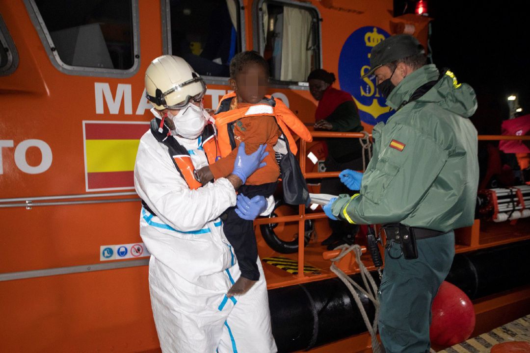 Efectivos de Salvamento Marítimo acompañados del Servicio marítimo de la Guardia Civil en el momento del rescate de 54 personas de origen subsahariano, entre ellas 8 mujeres y un niño de corta edad Efectivos de Salvamento Marítimo acompañados del Servicio marítimo de la Guardia Civil en el momento del rescate de 54 personas de origen subsahariano, entre ellas 8 mujeres y un niño de corta edad