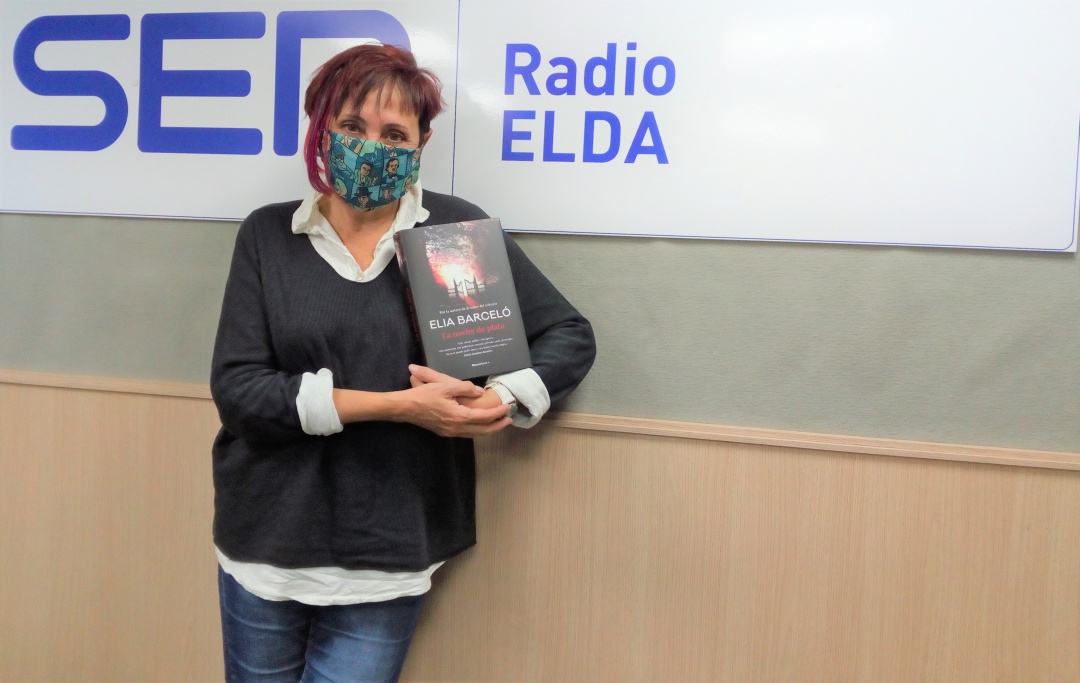 Elia Barceló, en el estudio de Radio Elda SER, mostrando un ejemplar de su novela, La noche de plata Elia Barceló, en el estudio de Radio Elda SER, mostrando un ejemplar de su novela, La noche de plata