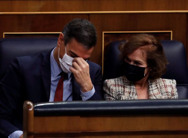 GRAF9249. MADRID, 28/10/2020.- El presidente del Gobierno, Pedro Sánchez (i) junto a la vicepresidenta primera, Carmen Calvo (d) durante la sesión de control al Ejecutivo este miércoles en el Congreso para dar cuenta de la gestión de la pandemia, un día antes de que el Gobierno lleve al Congreso la prórroga por seis meses del estado de alarma. EFE/ Chema Moya