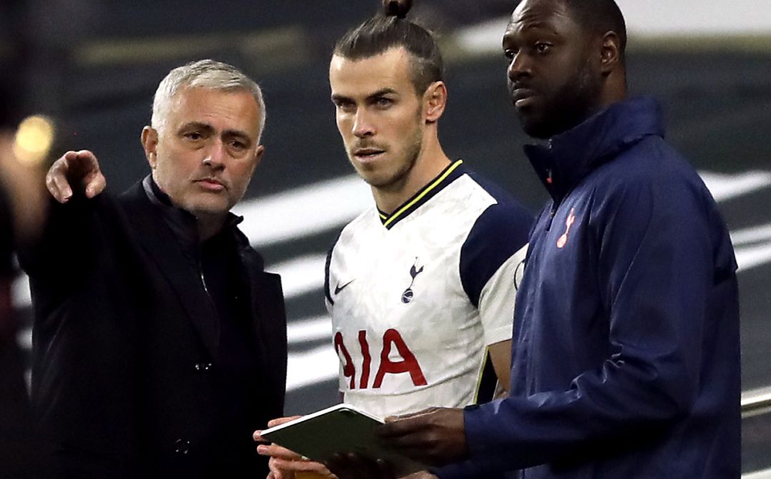 Mourinho conversa con Bale antes de su entrada en un partido de la Premier League inglesa. Mourinho conversa con Bale antes de su entrada en un partido de la Premier League inglesa.