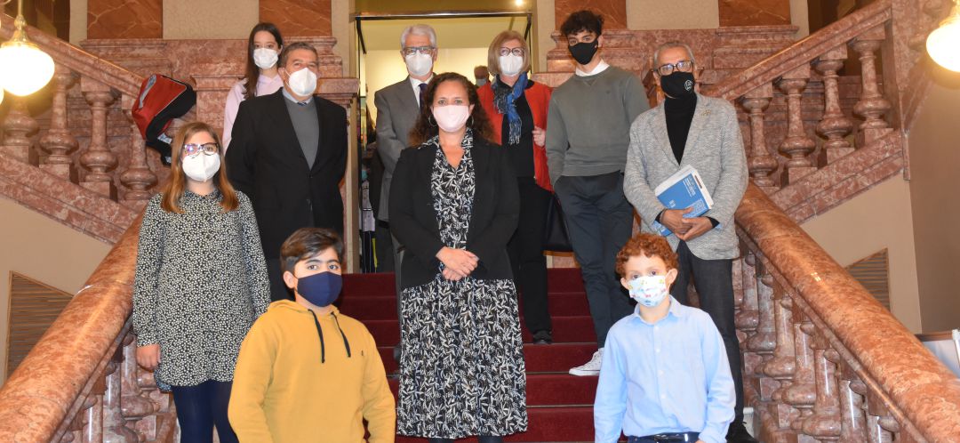 Foto de familia con los responsables de Barcarola, premiados, Ayuntamiento y Globalcaja Foto de familia con los responsables de Barcarola, premiados, Ayuntamiento y Globalcaja