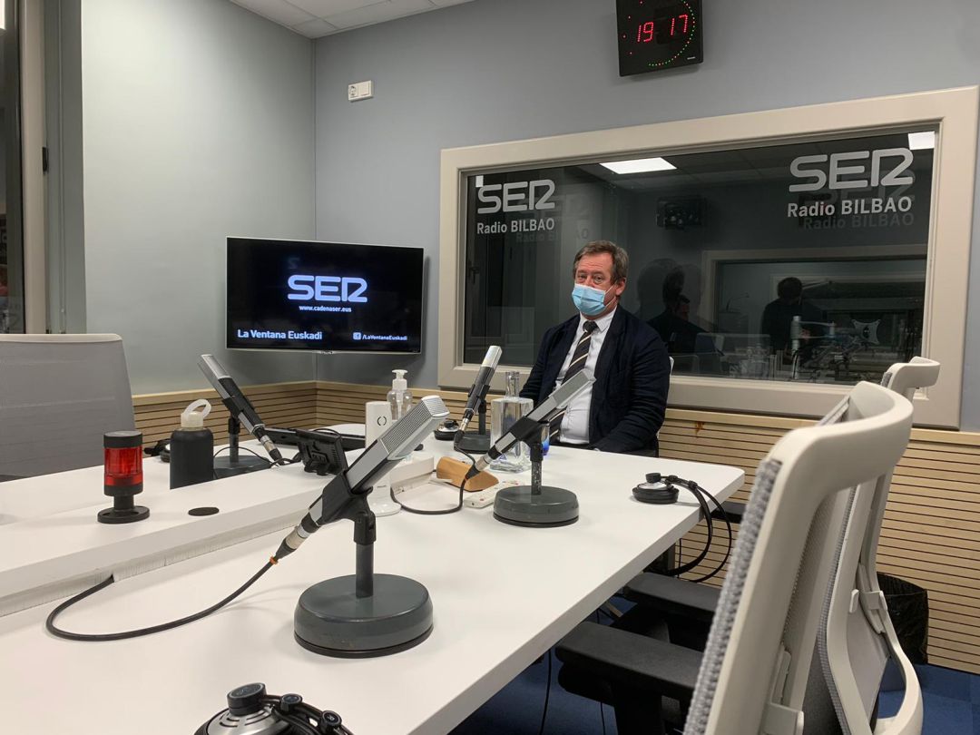 Bingen Zupiria, en los estudios de Radio Bilbao durante su entrevista en 'La Ventan Euskadi' Bingen Zupiria, en los estudios de Radio Bilbao durante su entrevista en 'La Ventan Euskadi'