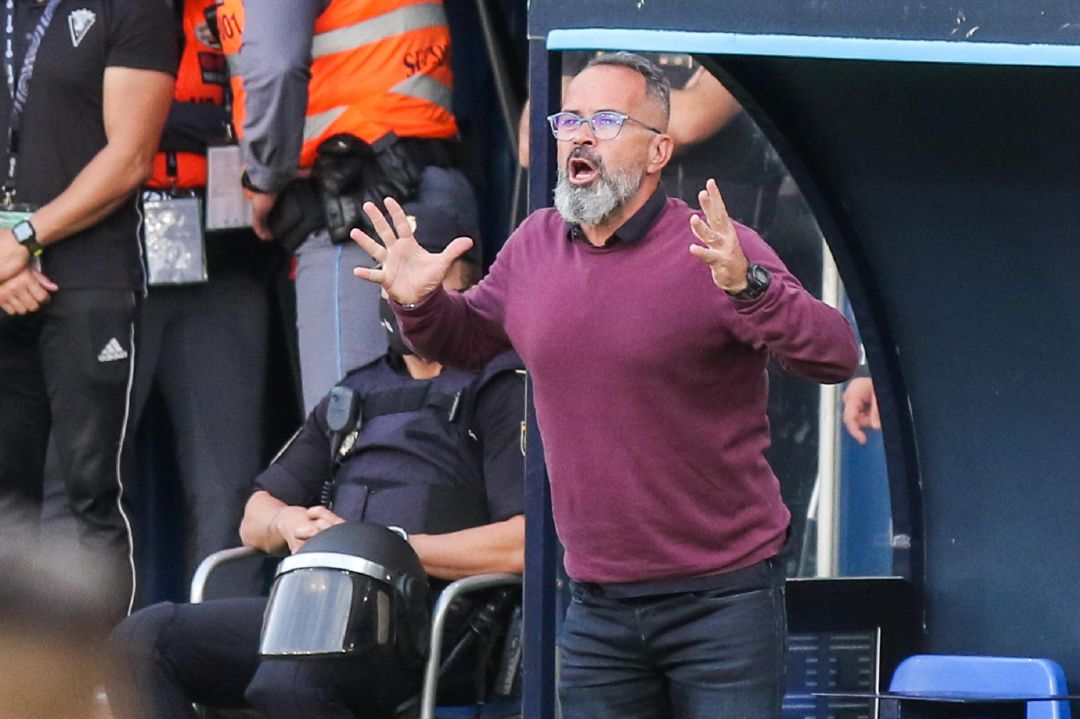 Cervera muestra su enfado durante una acción del partido que los cadistas jugaron ante el Villarreal. Cervera muestra su enfado durante una acción del partido que los cadistas jugaron ante el Villarreal.