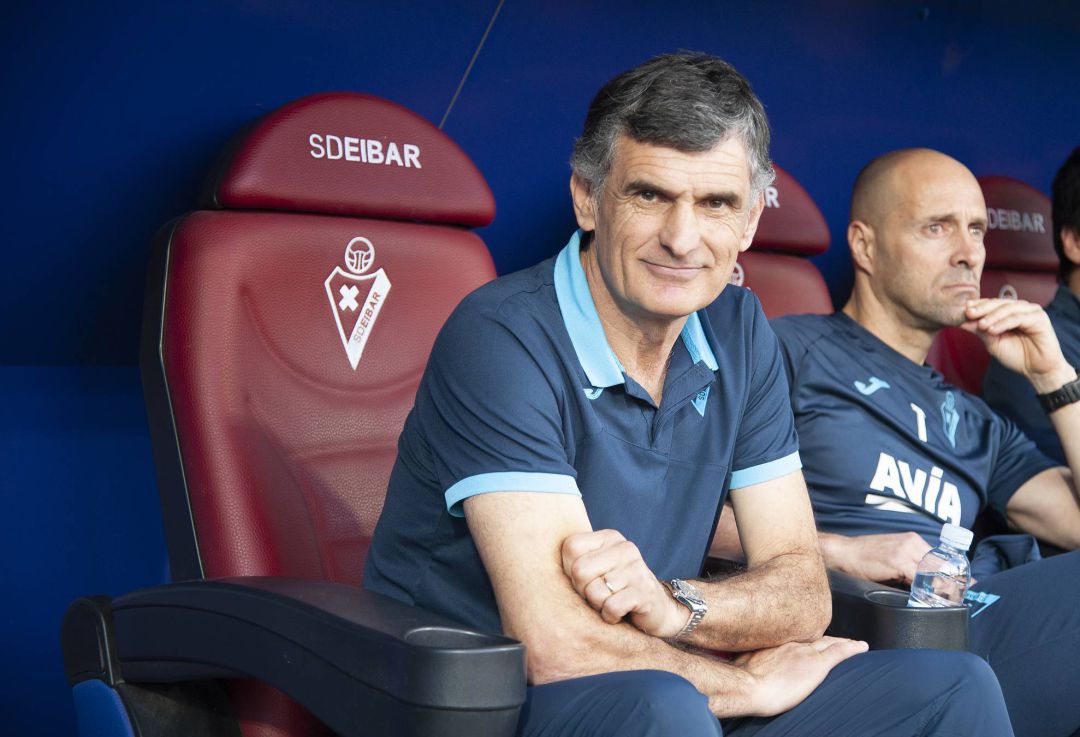 Mendilibar en el banquillo del Eibar. Mendilibar en el banquillo del Eibar.