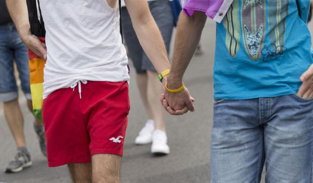 Muestra de afecto en público por parte de dos chicos Muestra de afecto en público por parte de dos chicos