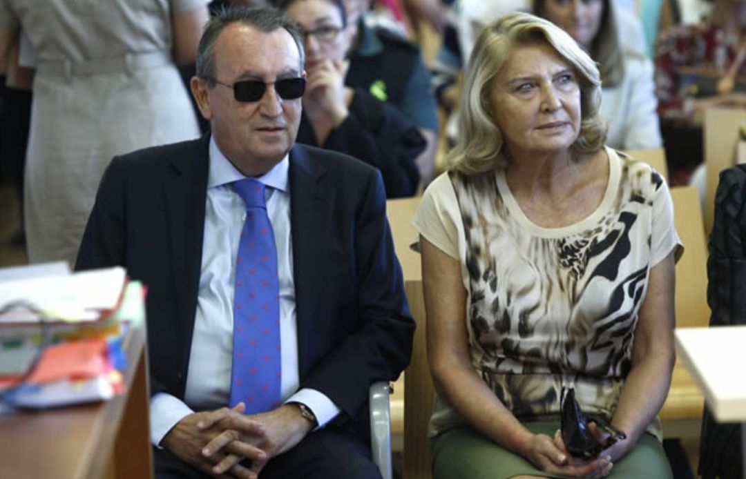 El expresidente de la Diputación y del PP en la provincia Carlos Fabra, junto a su exesposa Amparo Fernández, durante el juicio por el denominado 'caso Naranjax'
El expresidente de la Diputación y del PP en la provincia Carlos Fabra, junto a su exesposa Amparo Fernández, durante el juicio por el denominado 'caso Naranjax'