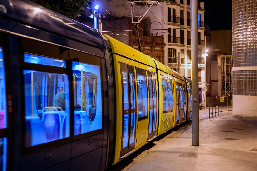 "El otro día me subí al travía y no pagué, viajé de polizón, prefiero exponerme a una multa que gastar un dinero que necesito para comer", explica Carlos "El otro día me subí al travía y no pagué, viajé de polizón, prefiero exponerme a una multa que gastar un dinero que necesito para comer", explica Carlos