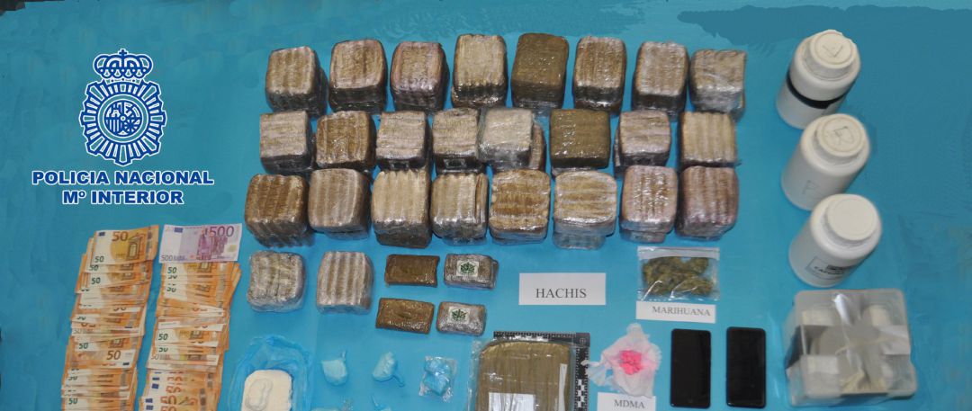 Droga y otros efectos intervenidos en un operativo en A Coruña
Droga y otros efectos intervenidos en un operativo en A Coruña