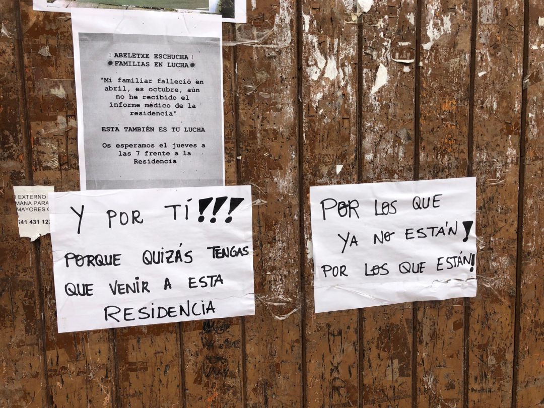 Carteles en una calle de Ermua, colocados por familiares de las personas ingresadas en la residencia Abeletxe Carteles en una calle de Ermua, colocados por familiares de las personas ingresadas en la residencia Abeletxe