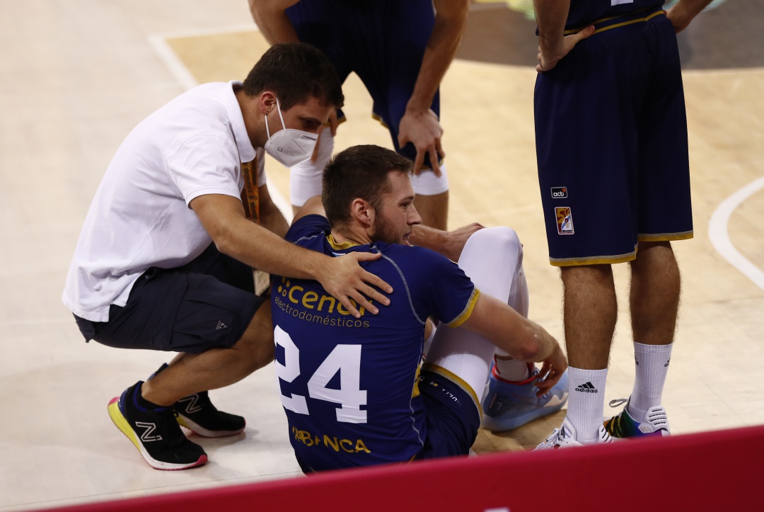 Mike Daum se duele en el suelo tras lesionarse en el partido contra Herbalife Gran Canaria Mike Daum se duele en el suelo tras lesionarse en el partido contra Herbalife Gran Canaria