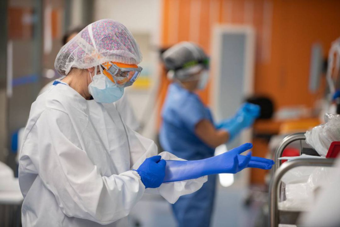 Profesionales sanitarios se protegen para atender a los pacientes Profesionales sanitarios se protegen para atender a los pacientes