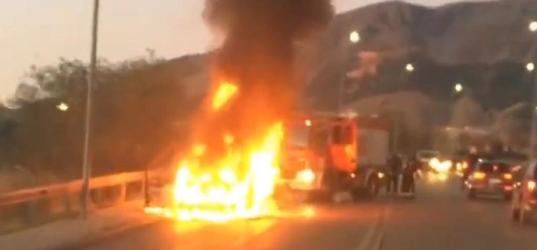 Los Bomberos han logrado sofocar las llamas del vehículo incendiado en la Ronda Sur. Los Bomberos han logrado sofocar las llamas del vehículo incendiado en la Ronda Sur.