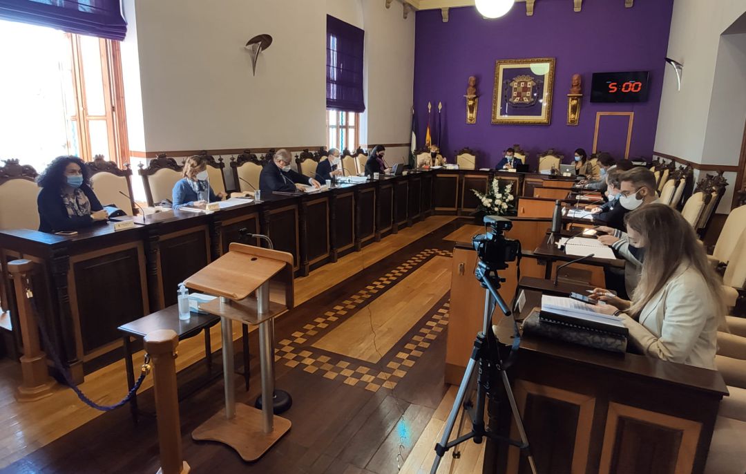 El pleno municipal de Jaén se ha desarrollado con mayores medidas sanitarias y de distancia social que en anteriores ocasiones El pleno municipal de Jaén se ha desarrollado con mayores medidas sanitarias y de distancia social que en anteriores ocasiones