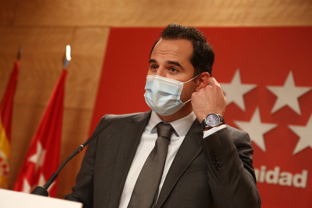 El vicepresidente, consejero de Deportes, Transparencia y portavoz de la Comunidad de Madrid, Ignacio Aguado, ofrece una rueda de prensa en la sede de la comunidad. El vicepresidente, consejero de Deportes, Transparencia y portavoz de la Comunidad de Madrid, Ignacio Aguado, ofrece una rueda de prensa en la sede de la comunidad.