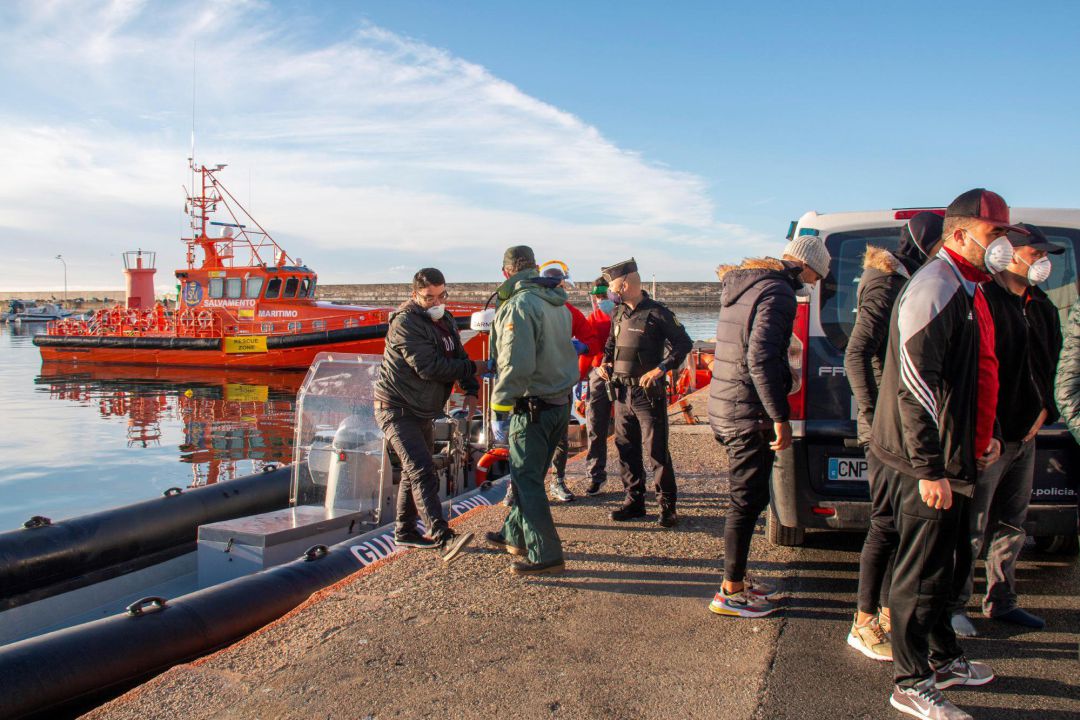 Agentes del servicio marítimo de la Guardia Civil trasladan al puerto de Motril a inmigrantes Agentes del servicio marítimo de la Guardia Civil trasladan al puerto de Motril a inmigrantes