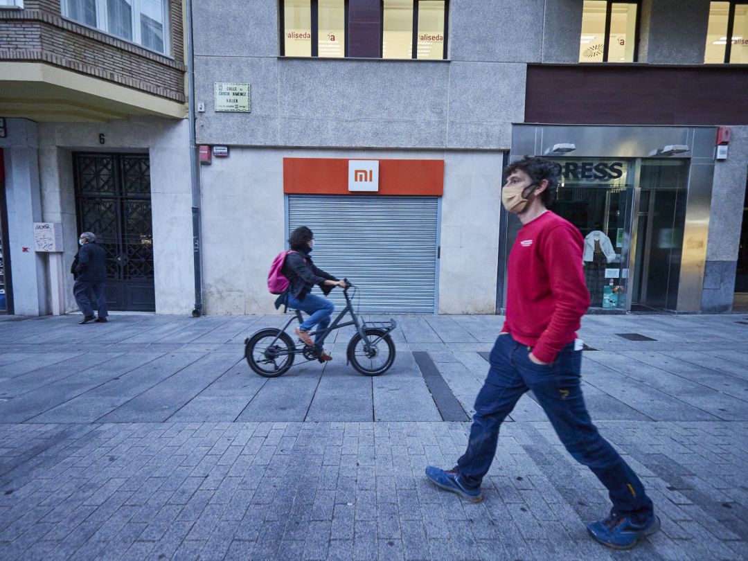 Varias personas pasean por Pamplona Varias personas pasean por Pamplona