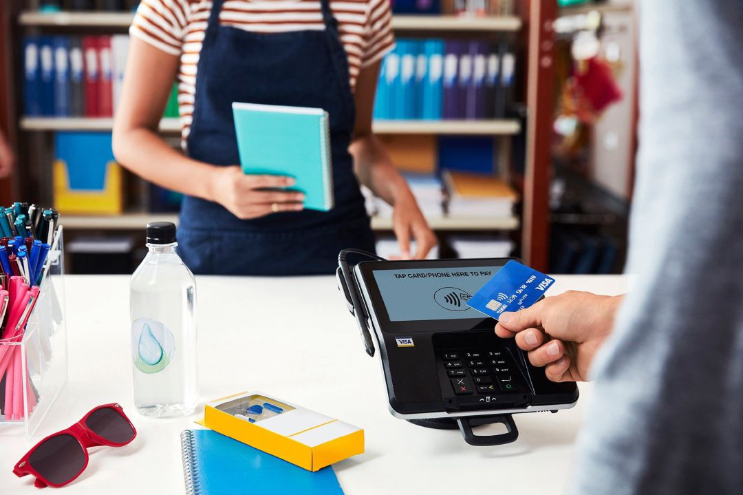 Un cliente paga con tarjeta Visa en un comercio Un cliente paga con tarjeta Visa en un comercio