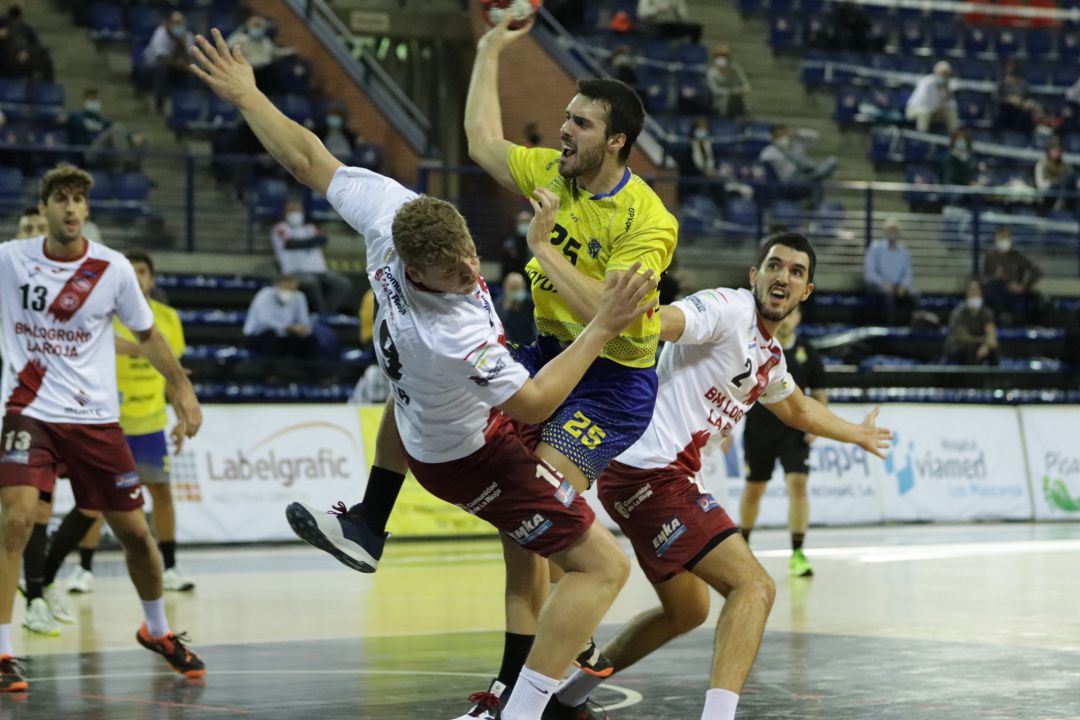 Jon Azkue se dispone a lanzar ante la oposición de un jugador del Logroño Jon Azkue se dispone a lanzar ante la oposición de un jugador del Logroño