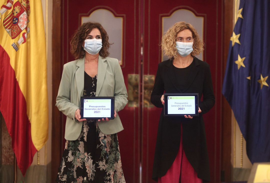 La ministra de Hacienda y Función Pública, María Jesús Montero y la presidenta del Congreso, Meritxell Batet, durante la entrega de Proyecto de Presupuestos Generales del Estado 2021, en el Congreso de los Diputados, en Madrid (España), a 28 de octubre de 2020.
La ministra de Hacienda y Función Pública, María Jesús Montero y la presidenta del Congreso, Meritxell Batet, durante la entrega de Proyecto de Presupuestos Generales del Estado 2021, en el Congreso de los Diputados, en Madrid (España), a 28 de octubre de 2020.