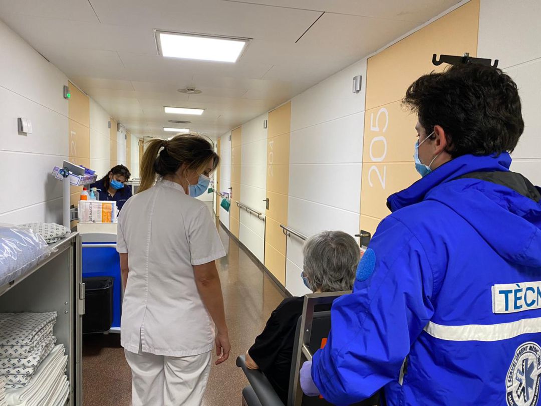 Una pacient en el moment de ser donada d'alta després de superar el coronavirus, en la primera onada. Una pacient en el moment de ser donada d'alta després de superar el coronavirus, en la primera onada.