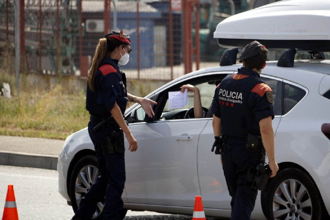 Els Mossos d'Esquadra demanant el certificat laboral per poder circular. Els Mossos d'Esquadra demanant el certificat laboral per poder circular.