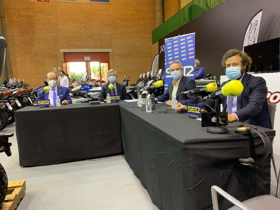 Eduardo Castro,presidente de la Asociación de Concesionarios de Motocicletas de Andalucía y gerente de Eduardo Castro Motos; José Manuel Del Río, director comercial de FIBES; Salomón Hachuel y Carlos Jacinto, director gerente de FEDEME, realizando el Hoy por Hoy Sevilla desde el Salón del Automóvil Eduardo Castro,presidente de la Asociación de Concesionarios de Motocicletas de Andalucía y gerente de Eduardo Castro Motos; José Manuel Del Río, director comercial de FIBES; Salomón Hachuel y Carlos Jacinto, director gerente de FEDEME, realizando el Hoy por Hoy Sevilla desde el Salón del Automóvil