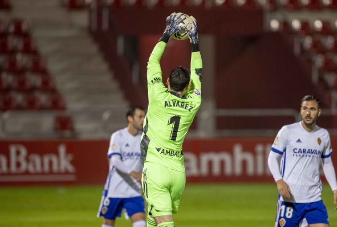 Cristian Álvarez detiene un balón en Anduva Cristian Álvarez detiene un balón en Anduva