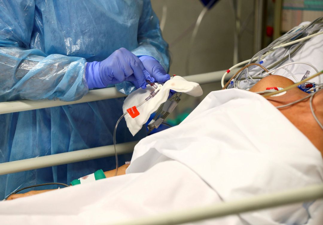 Un profesional sanitario atiende a un paciente con Covid en el Hospital Universitario Infanta Sofía de San Sebastián de los Reyes. Un profesional sanitario atiende a un paciente con Covid en el Hospital Universitario Infanta Sofía de San Sebastián de los Reyes.