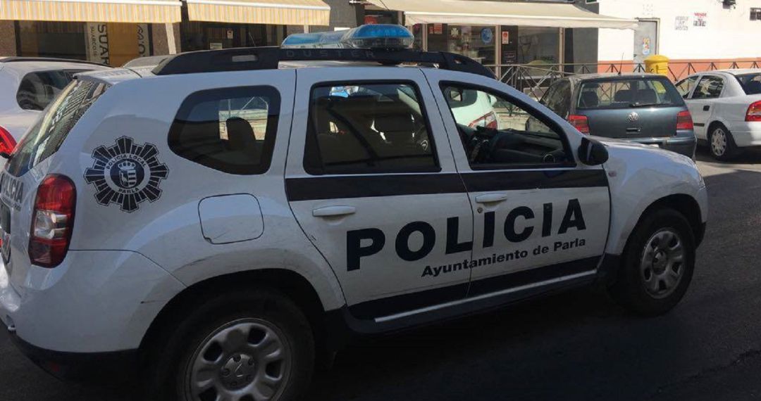 Un coche patrulla por las calles de Parla en una imagen de archivo. Un coche patrulla por las calles de Parla en una imagen de archivo.
