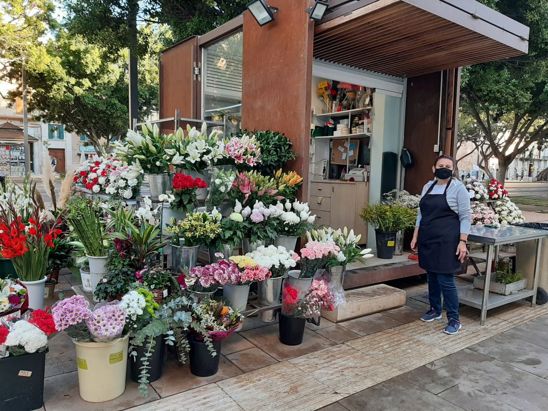 Imagen de uno de los puestos de flores de la Alameda Principal de Málaga Imagen de uno de los puestos de flores de la Alameda Principal de Málaga