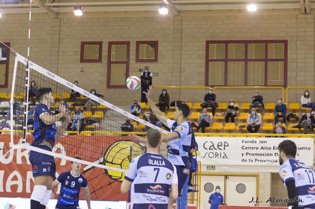 Igor Silva pasa el balón sobre la red. Igor Silva pasa el balón sobre la red.