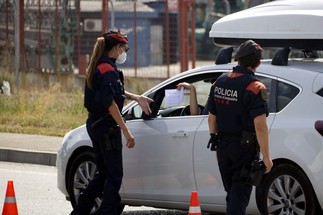 Agentes de los Mossos d'Esquadra realizando un control Agentes de los Mossos d'Esquadra realizando un control
