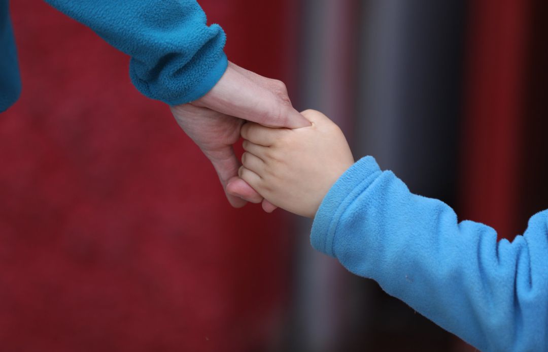 Un niño camina de la mano. Un niño camina de la mano.