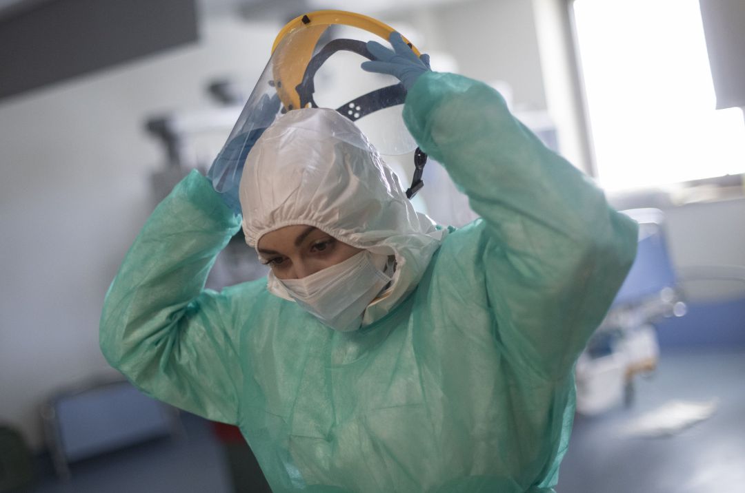 Una sanitaria se retira la pantalla protectora en la UCI dedicada a enfermos de coronavirus del Hospital Universitario Ramón y Cajal Una sanitaria se retira la pantalla protectora en la UCI dedicada a enfermos de coronavirus del Hospital Universitario Ramón y Cajal