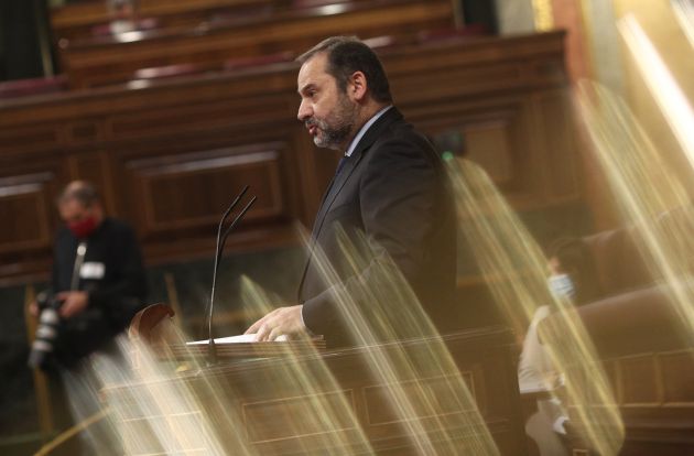El ministro de Transportes, Movilidad y Agenda Urbana, José Luis Ábalos, interviene durante una sesión plenaria en el Congreso de los Diputados El ministro de Transportes, Movilidad y Agenda Urbana, José Luis Ábalos, interviene durante una sesión plenaria en el Congreso de los Diputados