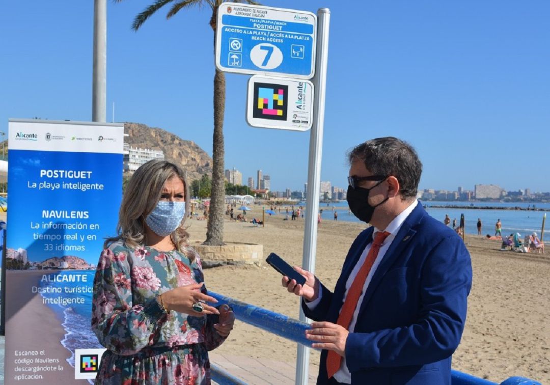 La edil de Turismo, Mari Carmen Sánchez, junto con el reponsable de Vectalia, Ezequiel Moltó, durante la presentación de NaviLens La edil de Turismo, Mari Carmen Sánchez, junto con el reponsable de Vectalia, Ezequiel Moltó, durante la presentación de NaviLens