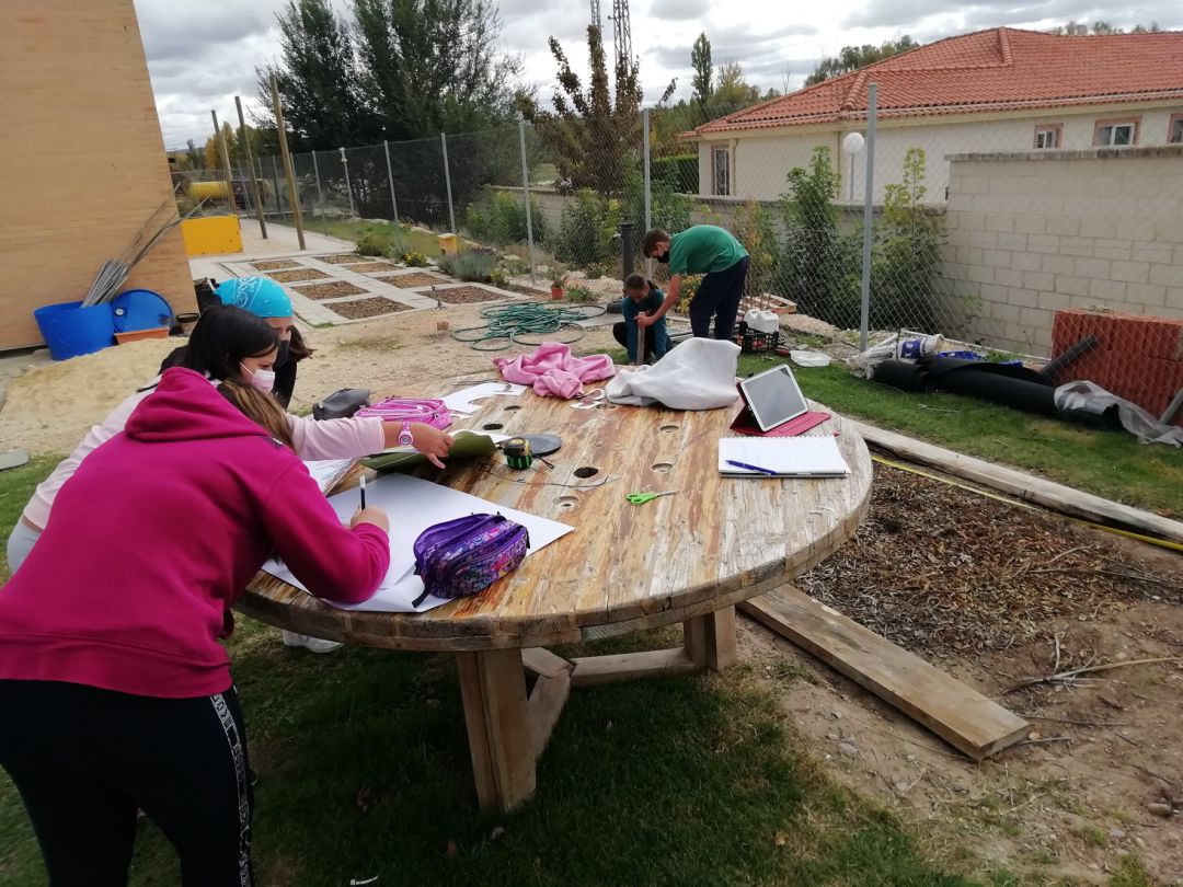 Los alumnos del CRA Valle del Riaza durante uno de los trabajos en el centro. Los alumnos del CRA Valle del Riaza durante uno de los trabajos en el centro.