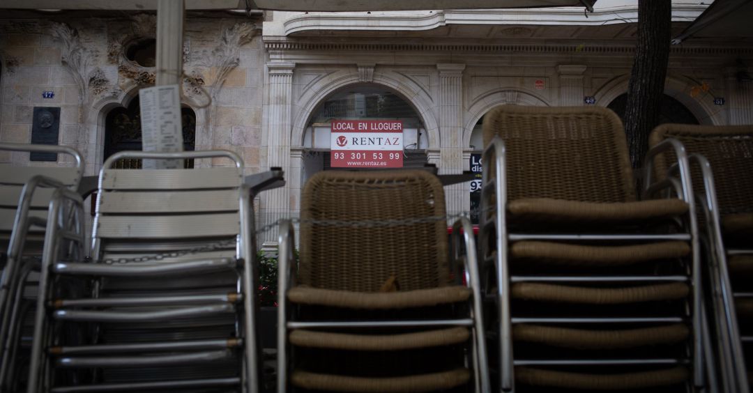 Sillas recogidas en una terraza de hostelería. Sillas recogidas en una terraza de hostelería.