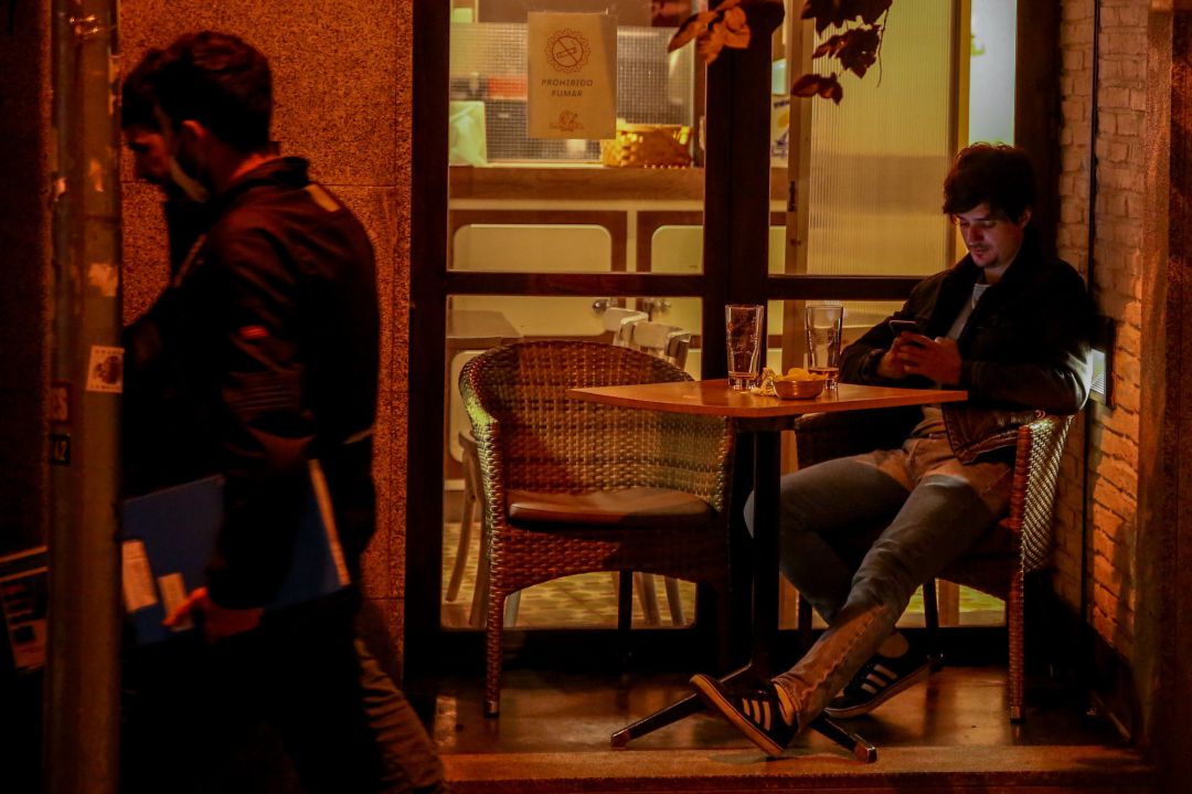 Una persona en el interior de un establecimiento Una persona en el interior de un establecimiento