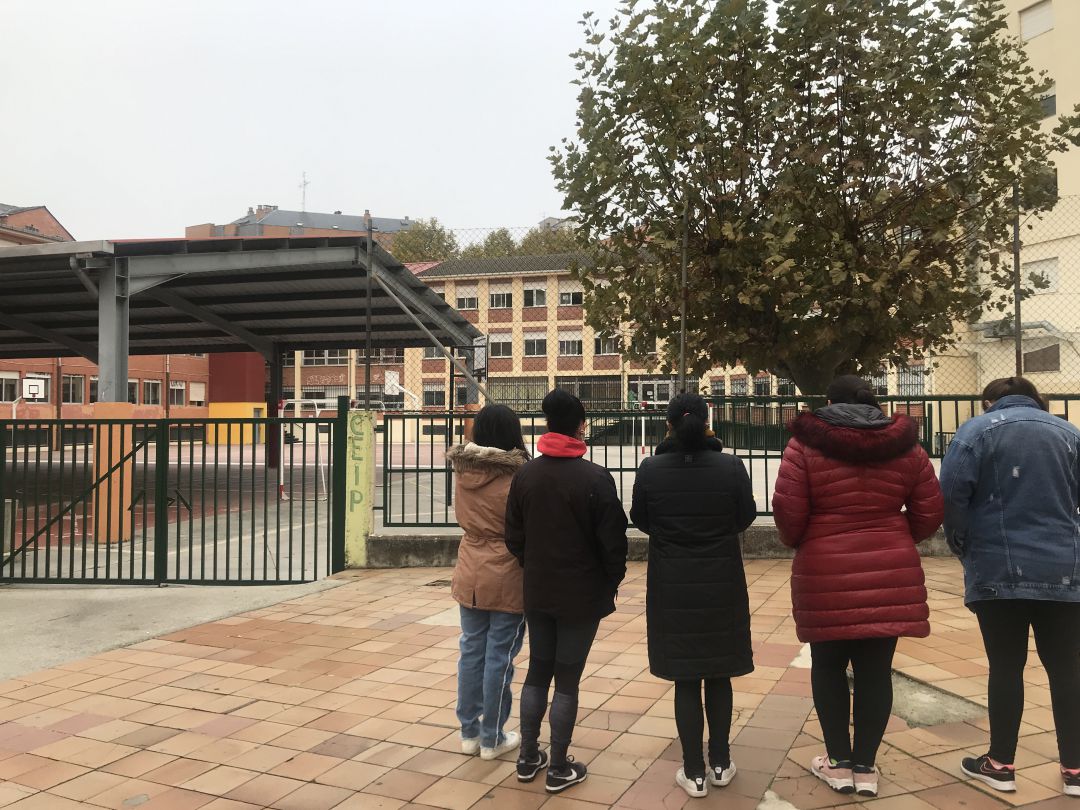 Las madres manfiestaban su desconcierto y enfado a las puertas del colegio Navaliegos Las madres manfiestaban su desconcierto y enfado a las puertas del colegio Navaliegos