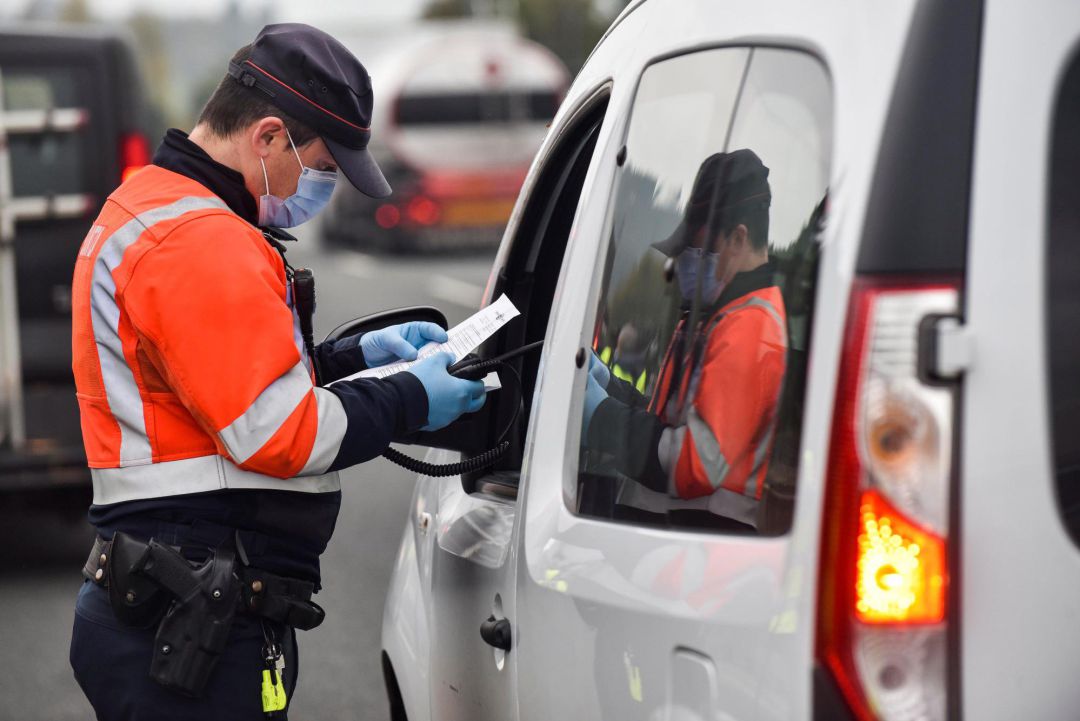 Agentes de la Ertzaintza realizando este pasado miércoles un control de carretera en el peaje de Iurreta (Bizkaia), para velar por el cumplimiento de las restricciones de movilidad impuestas por el Gobierno Vasco. Agentes de la Ertzaintza realizando este pasado miércoles un control de carretera en el peaje de Iurreta (Bizkaia), para velar por el cumplimiento de las restricciones de movilidad impuestas por el Gobierno Vasco.