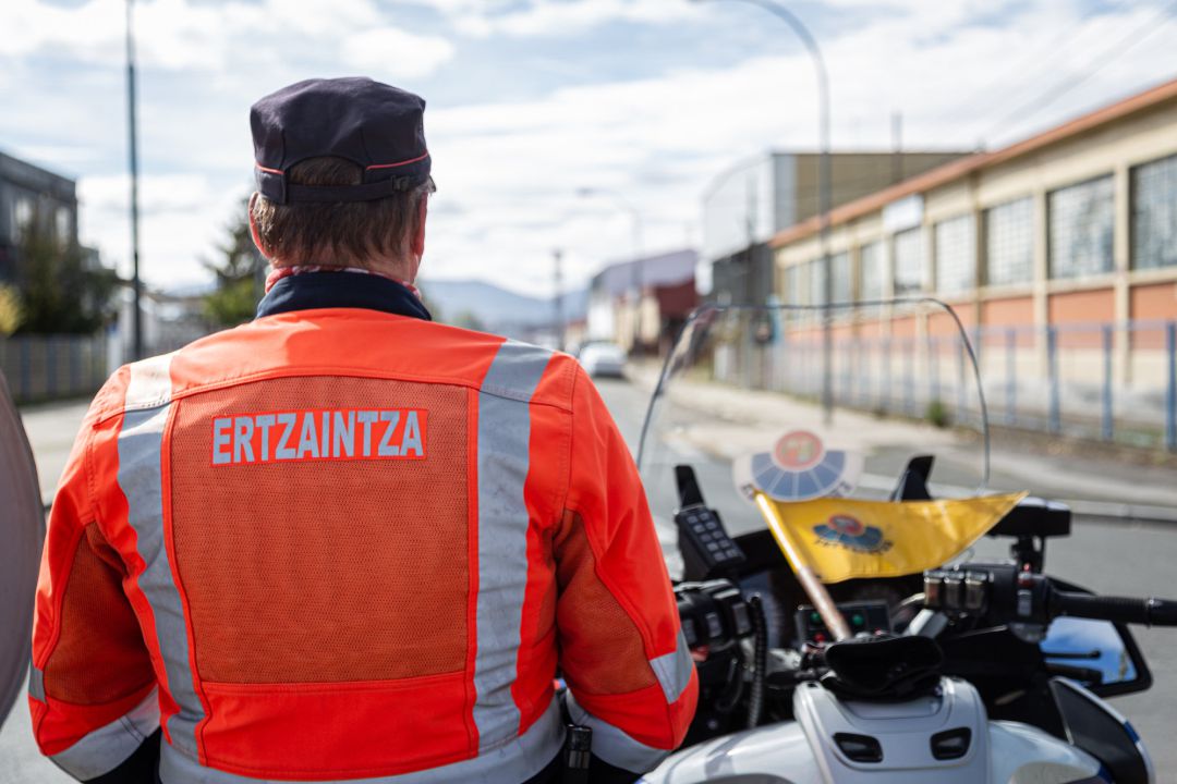 Un agente de la Ertzaintza realiza un control de movilidad durante el primer día de confinamiento perimetral, en Vitoria, a 27 de octubre de 2020 Un agente de la Ertzaintza realiza un control de movilidad durante el primer día de confinamiento perimetral, en Vitoria, a 27 de octubre de 2020