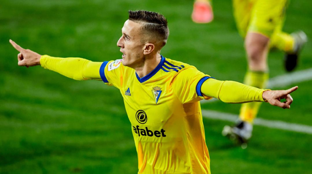 Salvi celebra el segundo tanto del Cádiz. Salvi celebra el segundo tanto del Cádiz.